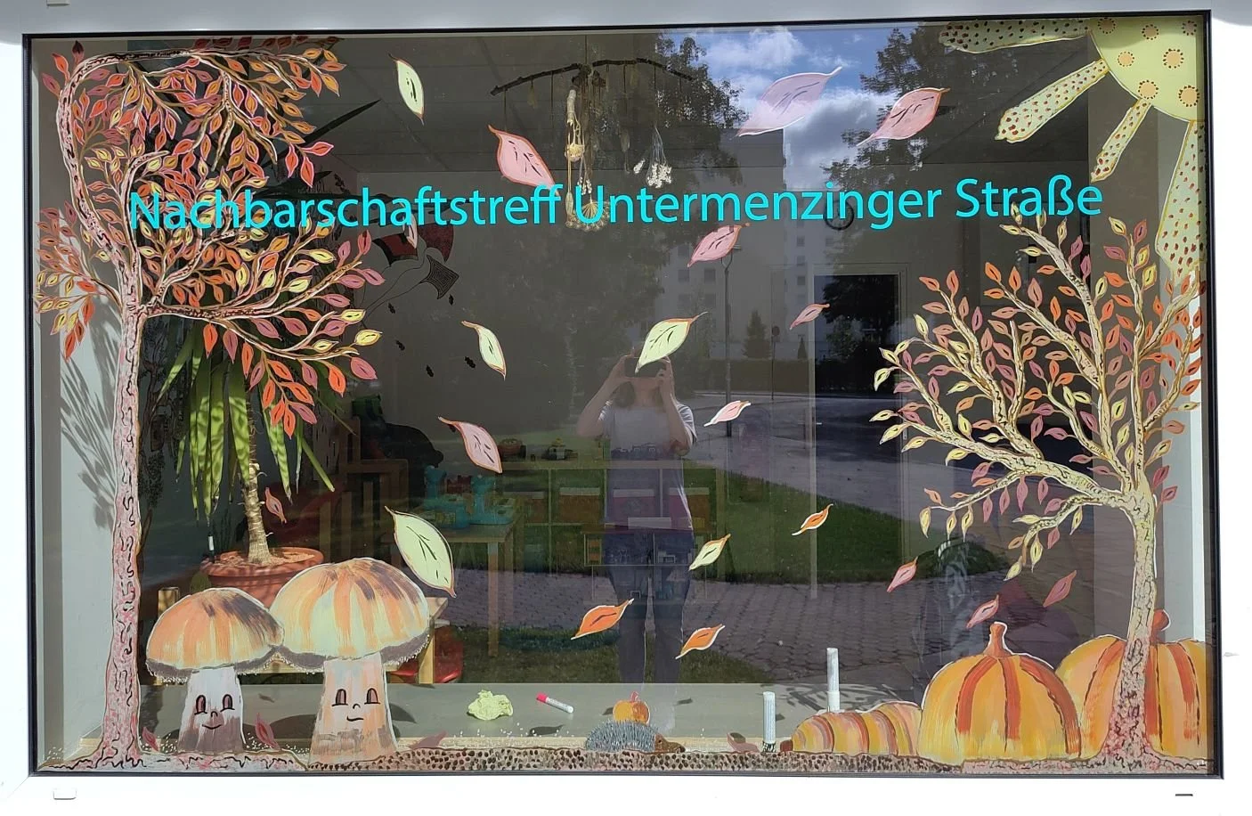 Fenstergestaltung im Nachbarschaftstreff Untermenzinger Str. - Herbstmotiv