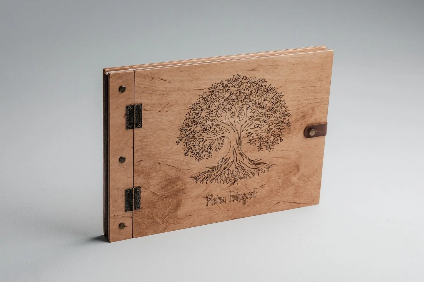 Fotografiez emoții, &icirc;nsă mi-am dorit să le ofer și un loc al lor. Așa a apărut dorința de a duce povestea voastră p&acirc;nă la capăt.
La Atelier Pletea transformăm aceste clipe &icirc;n amintiri care pot fi atinse, răsfoite și trăite din nou.
