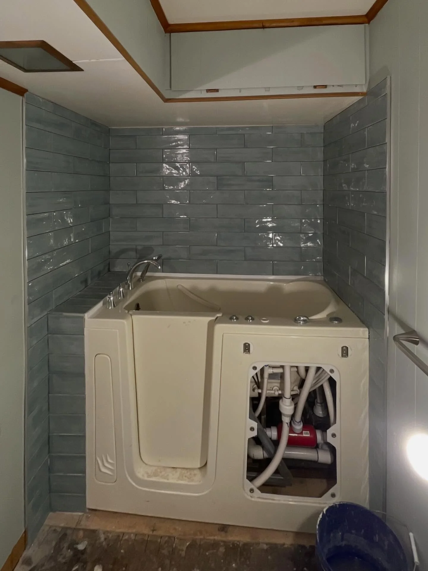 From purple board to polished finish 👌🛁✨
Clean tile, clean lines, and a whole new feel in this bathroom remodel.
DM us if your bathroom needs a transformation 🔨📩