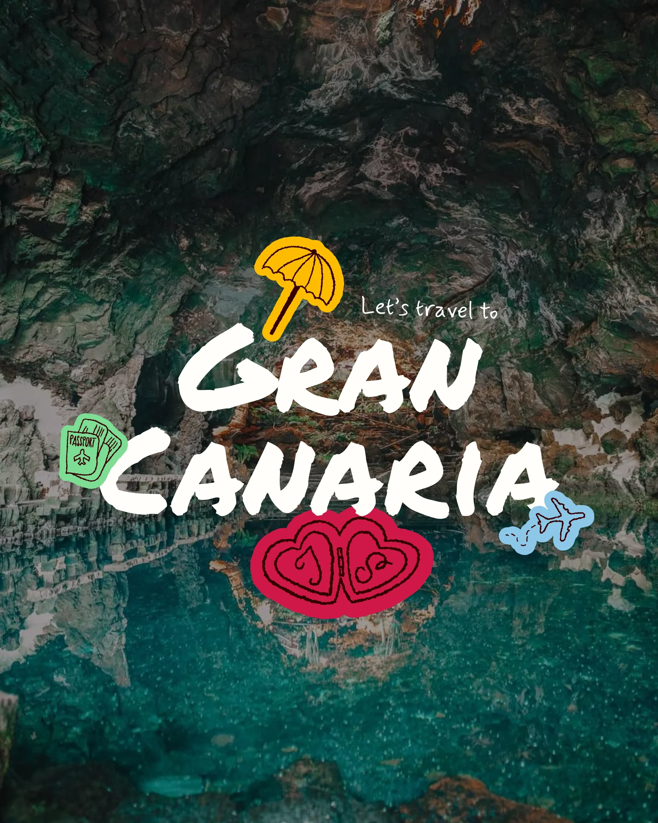 Une affiche promotionnelle pour un voyage à Grand Canaria. L'image de fond montre une grotte avec une étendue d'eau turquoise. Il y a des dessins colorés d'un parapluie, des billets de passeport, deux cœurs entremêlés, et un avion. Le texte dit « Let's travel to GRAU CANARIA ».