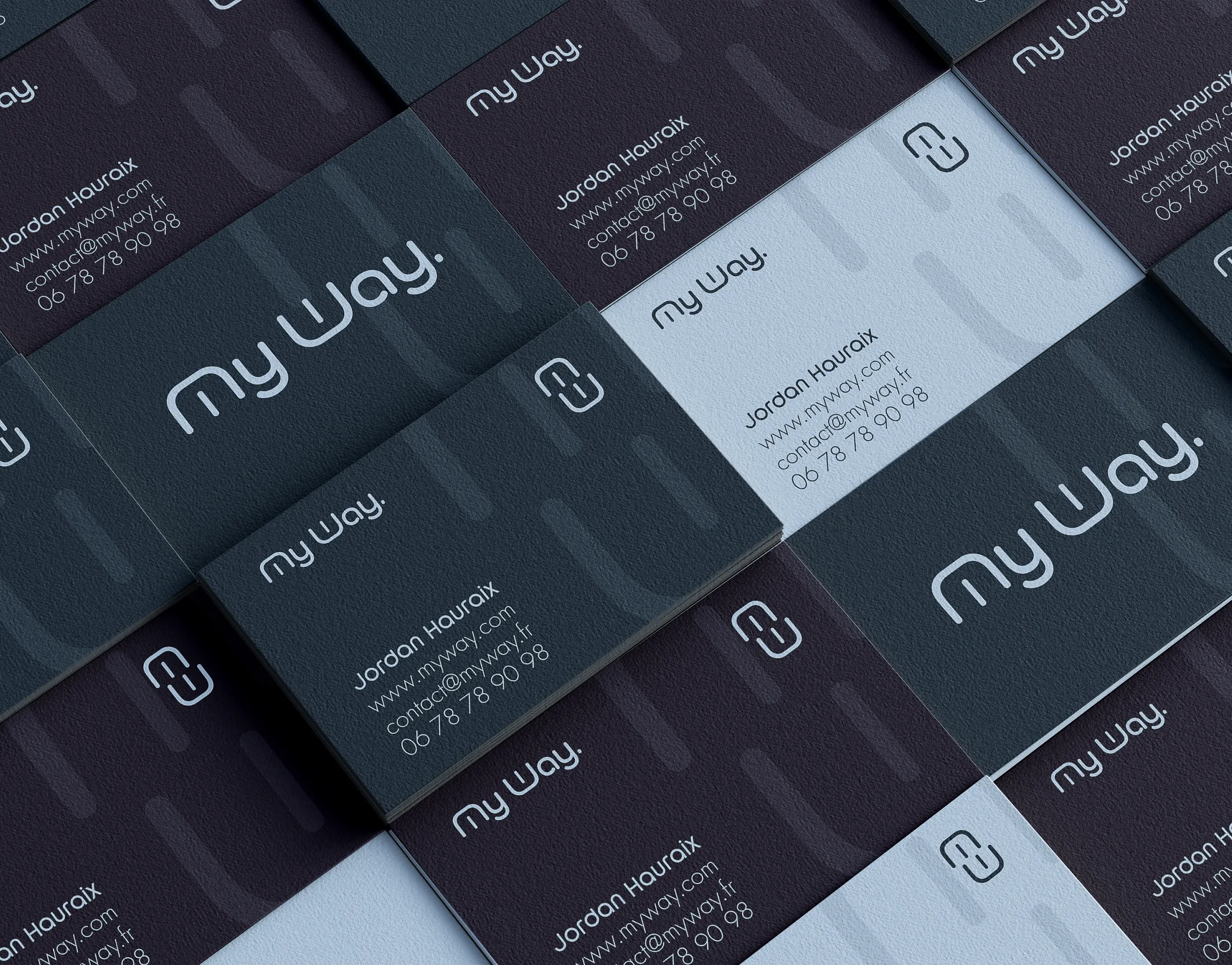 Cartes de visite en pile avec le logo "My Way" et les informations de contact de Jordan Haurax, incluant un site web, une adresse e-mail, et un numéro de téléphone.