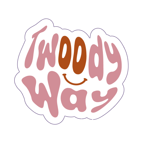Logo avec le texte 'Twoody Way' écrit en style artistique, couleurs rose et marron, avec un sourire.