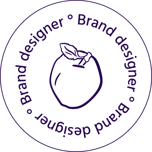 Logo circulaire, déclinaison du logo de Purple Prune, avec une illustration simple d'une pomme dans le centre, entourée de la phrase « Brand designer » répétée en cercle.