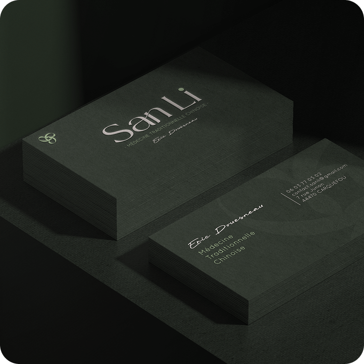 Cartes de visite pour une clinique de médecine traditionnelle chinoise nommée SanLi, avec le nom d'Eric Douesneau, médecin traditionnel chinois, et ses coordonnées.