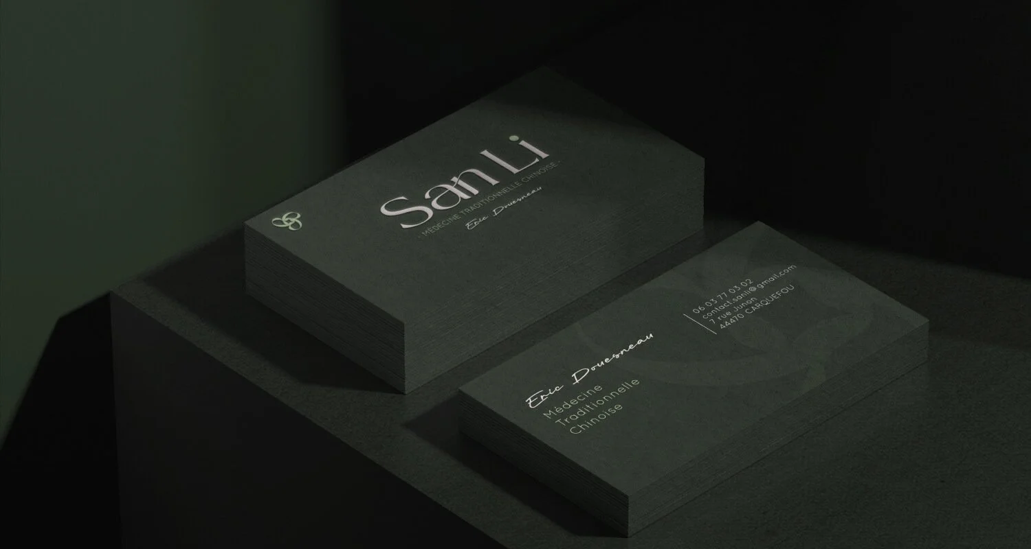 Cartes de visite pour un praticien en médecine traditionnelle chinoise, notamment pour Eric Douesneau, avec des informations de contact et une illustration de symbole traditionnel dans des tons sombres et élégants.