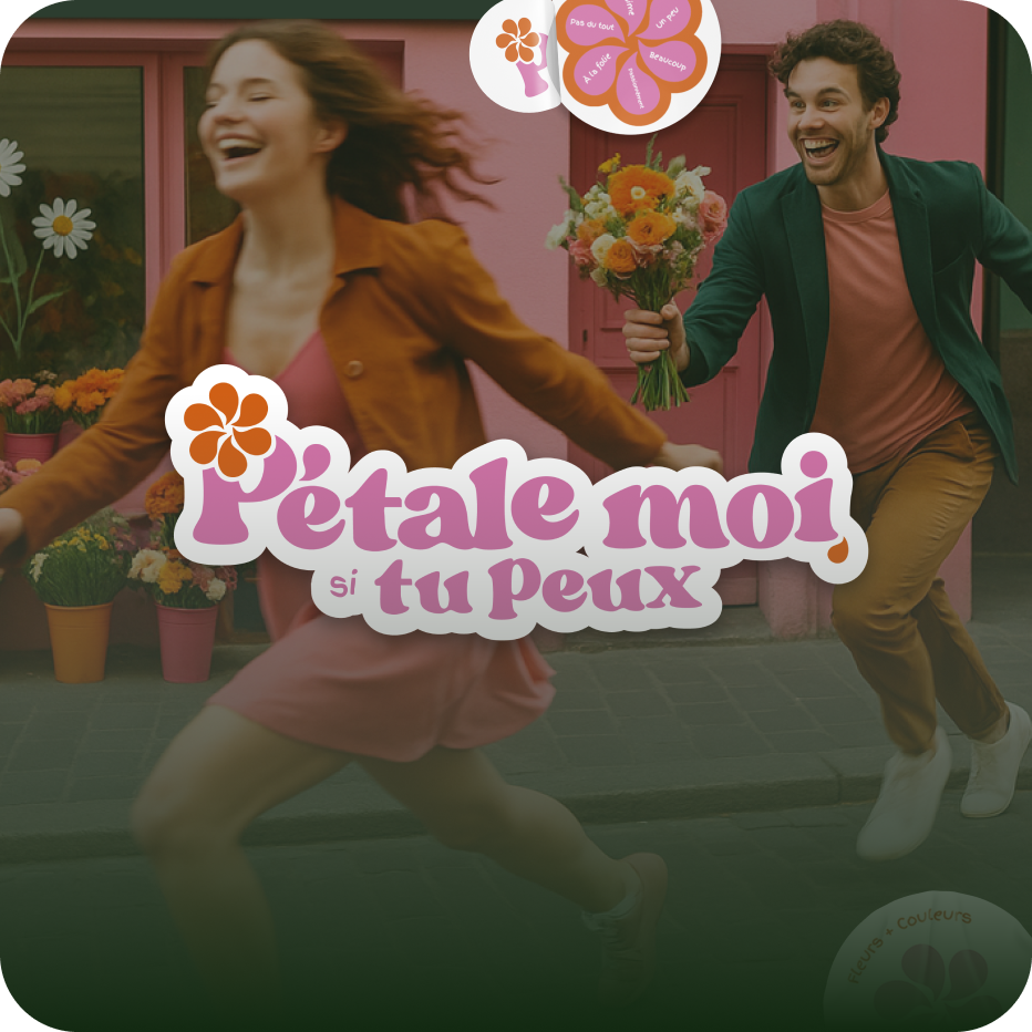 Deux personnes souriantes dansent devant un stand de fleurs, une femme avec une robe rose et une veste orange, un homme avec un t-shirt rose, un blazer vert et un pantalon marron, offrant un bouquet de fleurs, avec un logo "p'tale moi si tu peux" sur l'image.