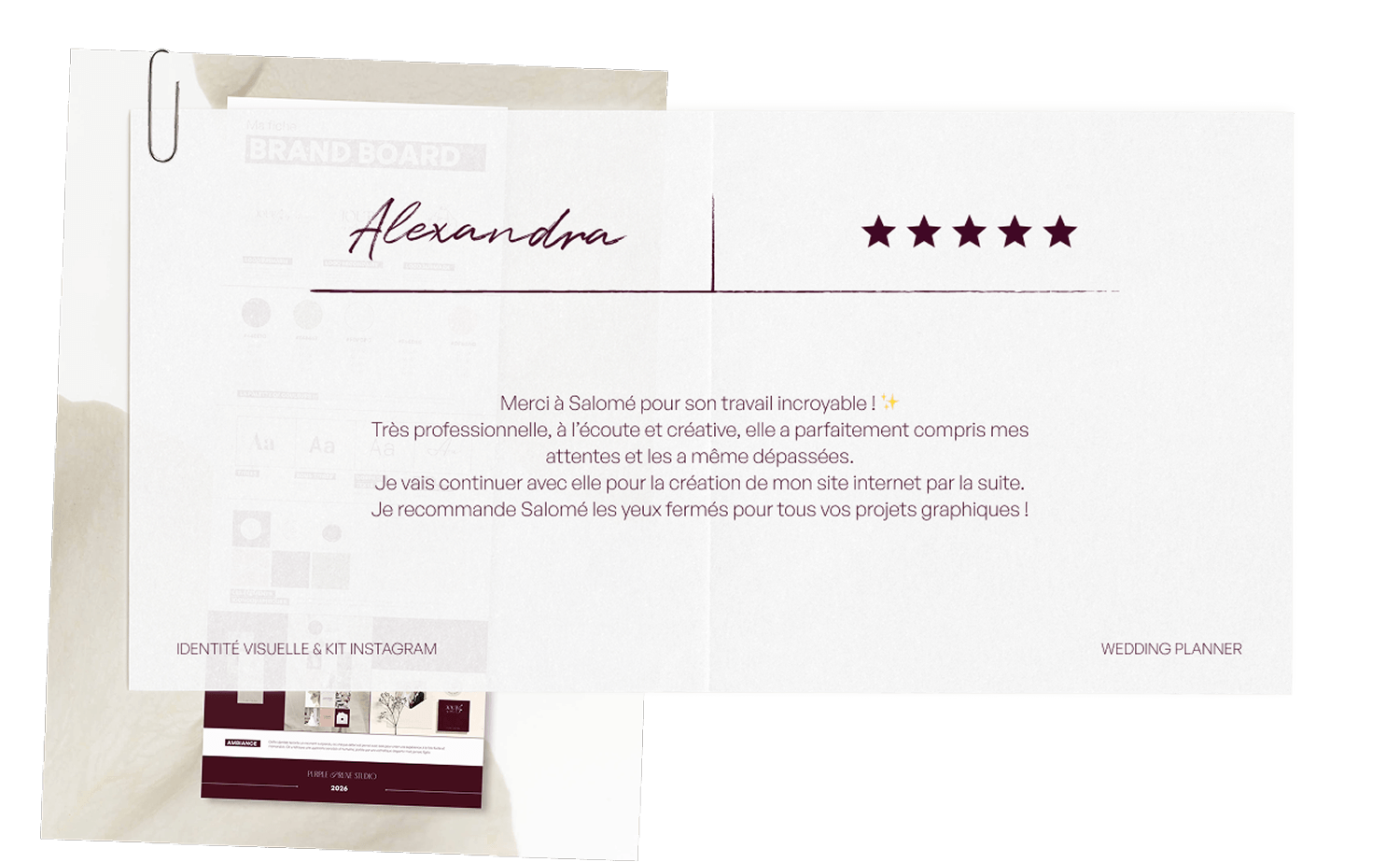 Carte de remerciement pour un travail de graphisme, avec le nom Alexandra écrit en cursive, cinq étoiles au sommet, texte en français exprimant la gratitude envers Salomé, incluant des mentions pour identité visuelle, kit Instagram, et planificateur de mariage, le tout sur fond blanc avec une pièce jointe en papier crème derrière.