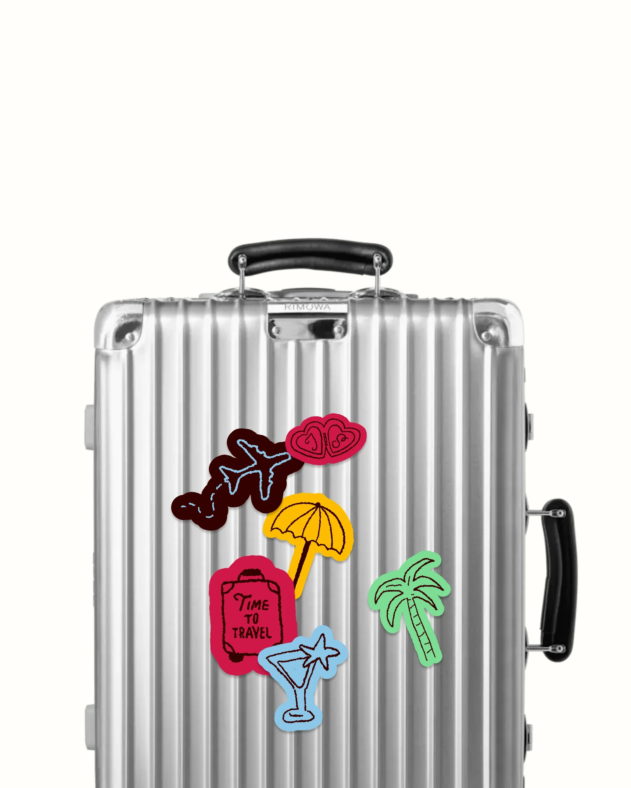 Valise en aluminium avec des autocollants de voyage colorés, y compris une paire de lèvres, un dromadaire, un livre rouge avec 'Time to Travel', un parasol jaune, un palmier vert, et un cocktail bleu.