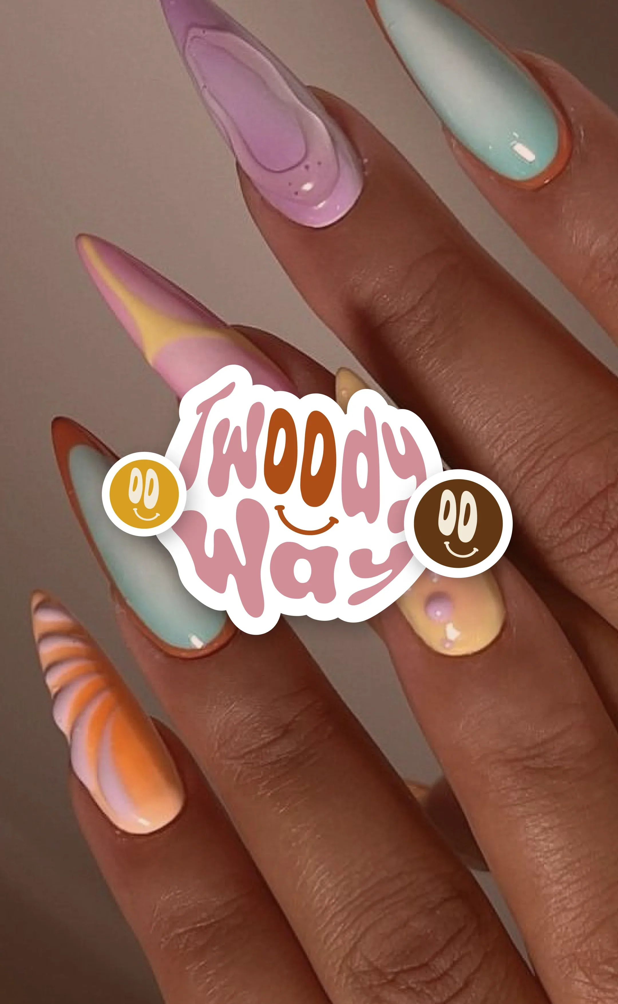 ongles de mains avec un design pastel et coloré, certains ont des motifs de rayures et autres styles.