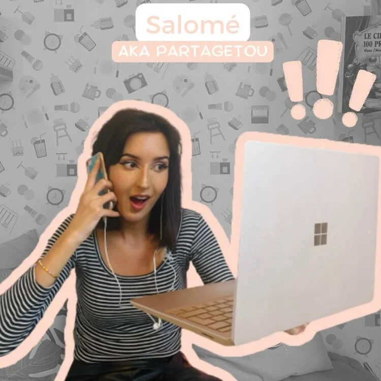 Une femme souriante tient un téléphone portable à l'oreille et une tablette dans l'autre main devant un ordinateur portable.