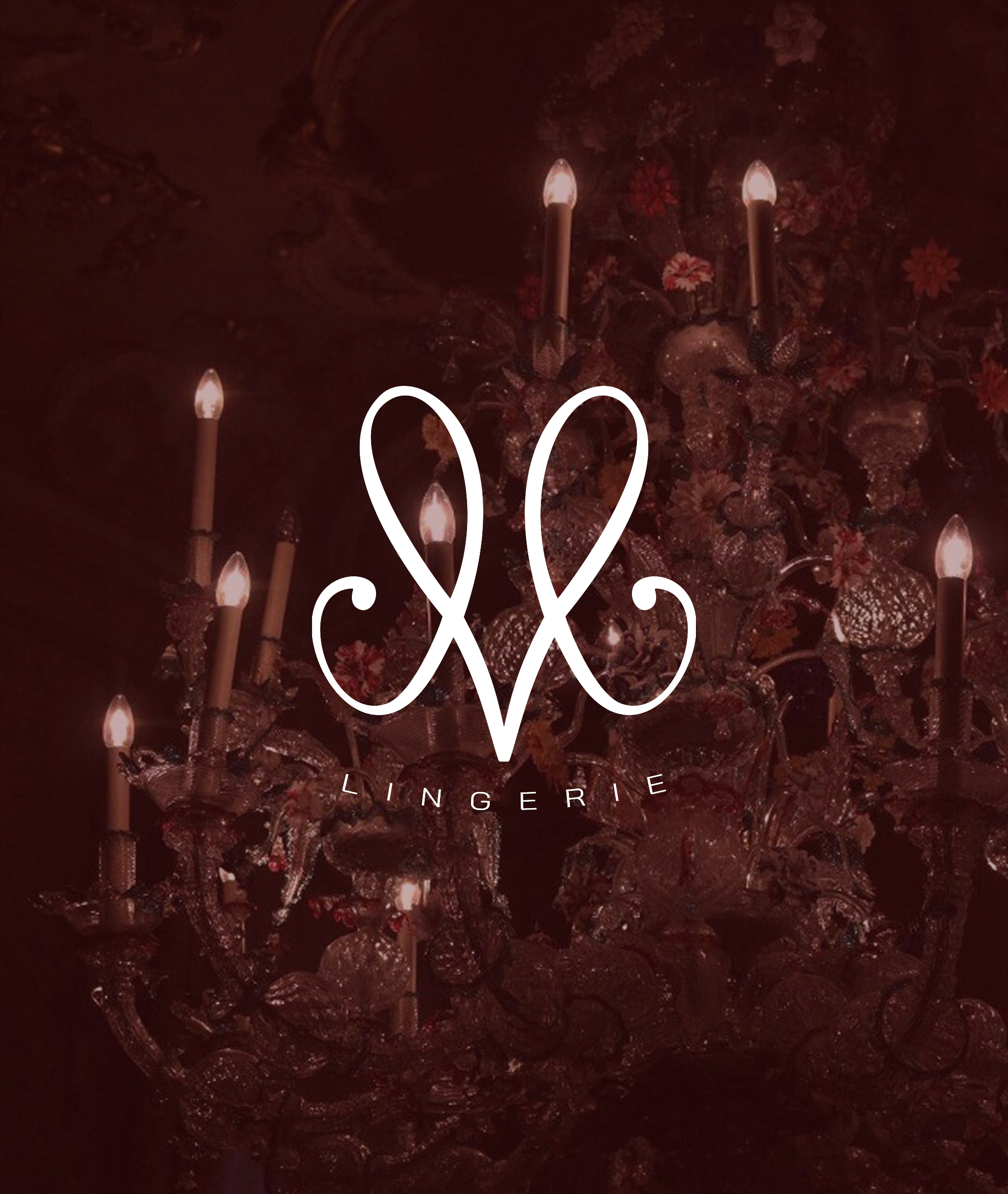 Une chandelier en cristal avec des bougies allumées. Le fond est sombre et il y a un logo de lingerie avec le mot 'Lingerie' en lettres blanches.