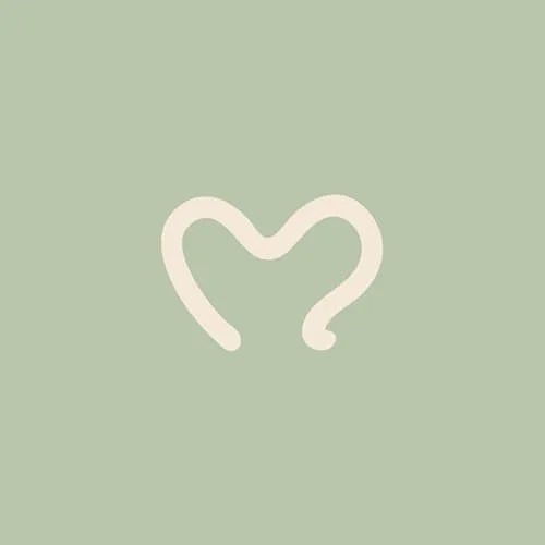 Un cœur dessiné avec une ligne blanche sur un fond vert pâle.