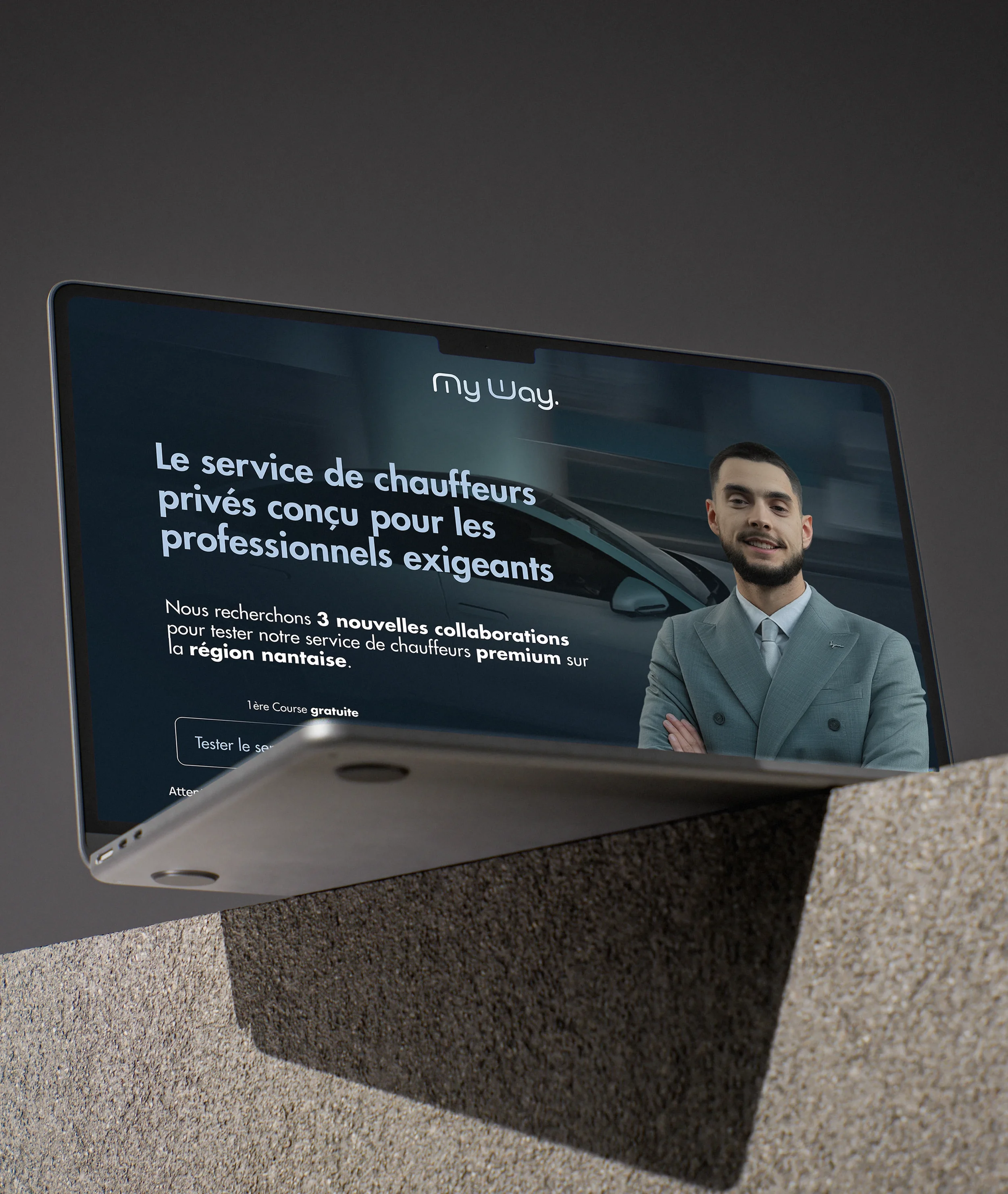 Écran affichant un service de chauffeurs privés pour professionnels, avec un homme en costume gris à droite et du texte en français.