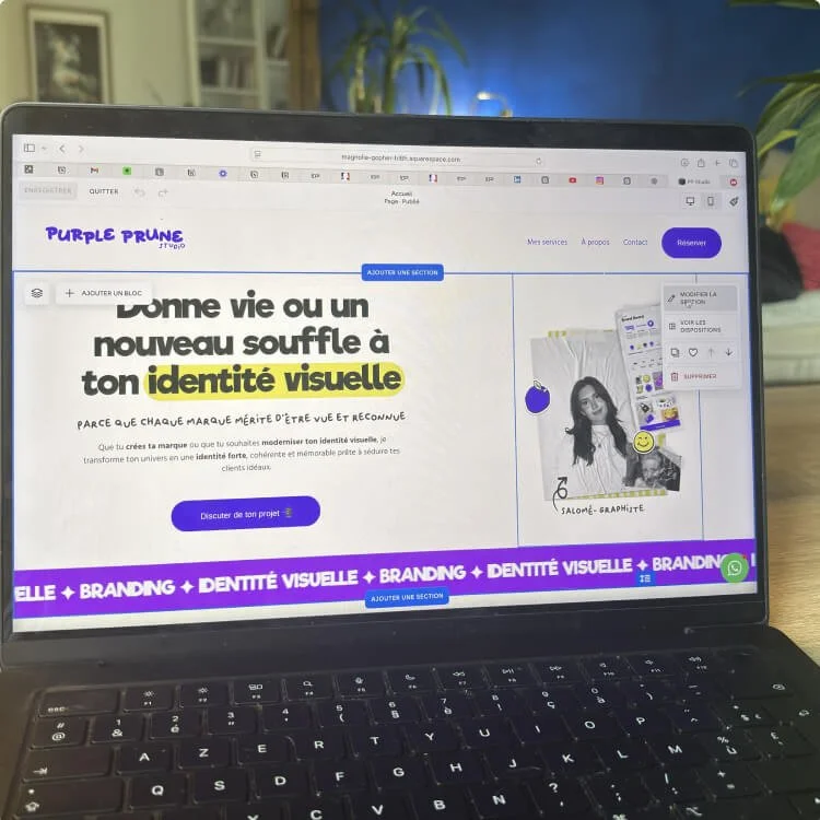 Capture d'écran d'une page web du site de Purple Prune sur un ordinateur portable, avec un texte en français sur le branding et l'identité visuelle, accompagnée d'une image d'une femme et de divers éléments graphiques.