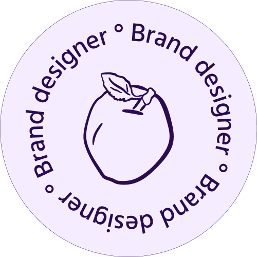 Logo circulaire violet clair avec un dessin simple d'une prune au centre. Autour, le texte répété 'Brand designer' en français.