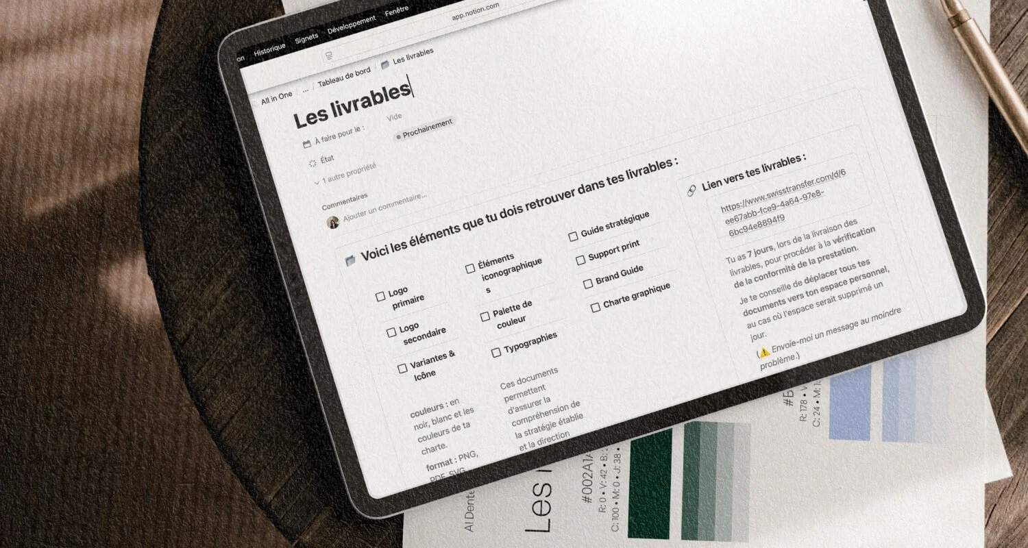 Tablette posée sur un canapé beige, affichant des dossiers et fichiers dans un gestionnaire de fichiers.