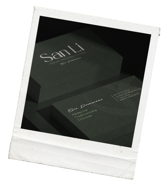 Une carte de visite en noir et blanc affichée sur un fond noir. La carte comporte le nom "Elo Doumane" avec ses détails professionnels et personnels, y compris sa profession de masseuse et ses coordonnées.