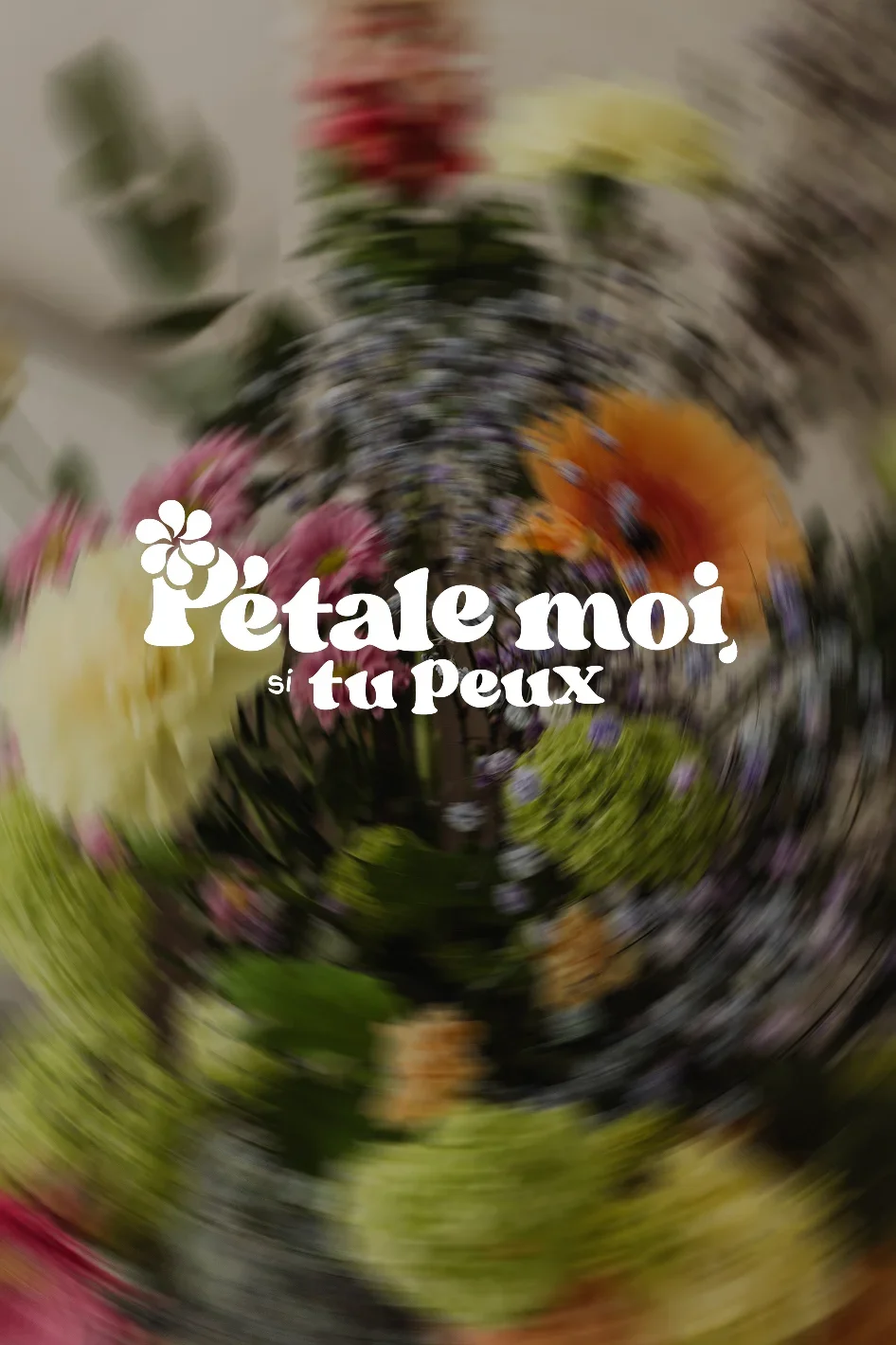 Une image floue de fleurs colorées avec le texte 'Pétale moi, si tu peux' en français.