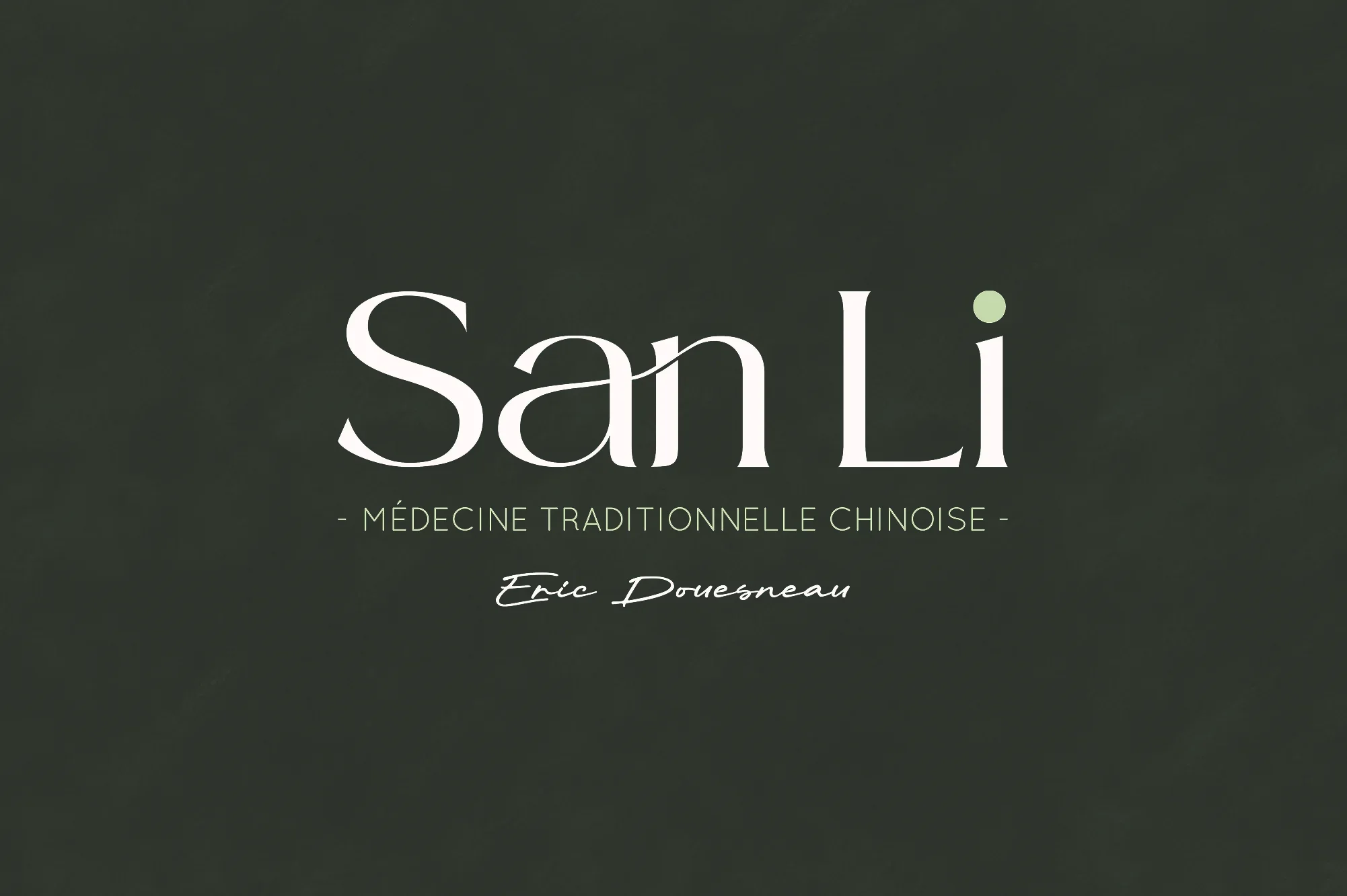 Titre de livre 'San Li' avec sous-titre 'Médecine Traditionnelle Chinoise' et auteur 'Eric Dousneau' sur un fond vert foncé.