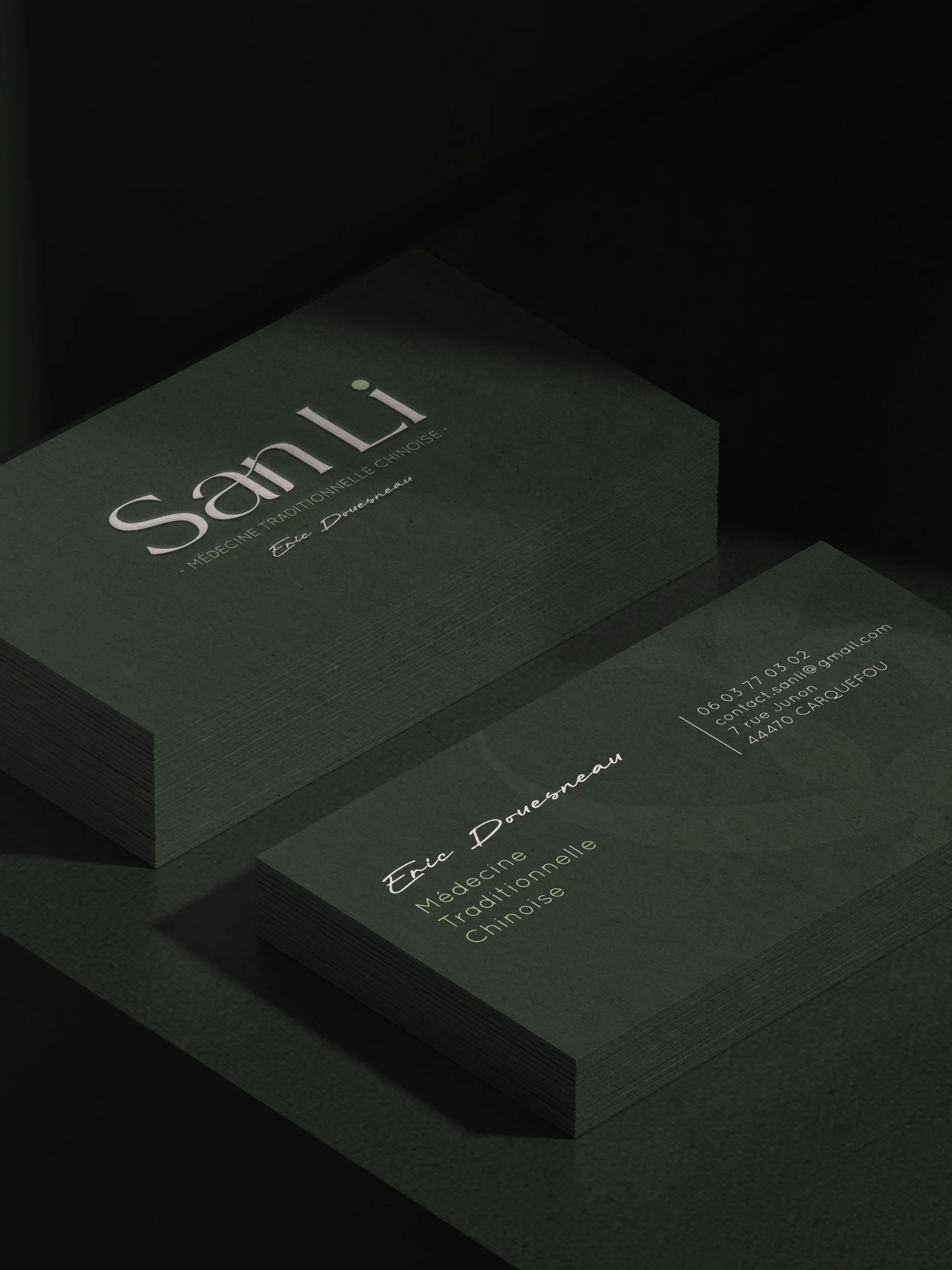 Cartes de visite en noir et blanc pour un praticien en médecine traditionnelle chinoise, portant le nom d'Eric Duroseau, avec coordonnées téléphoniques et adresse.