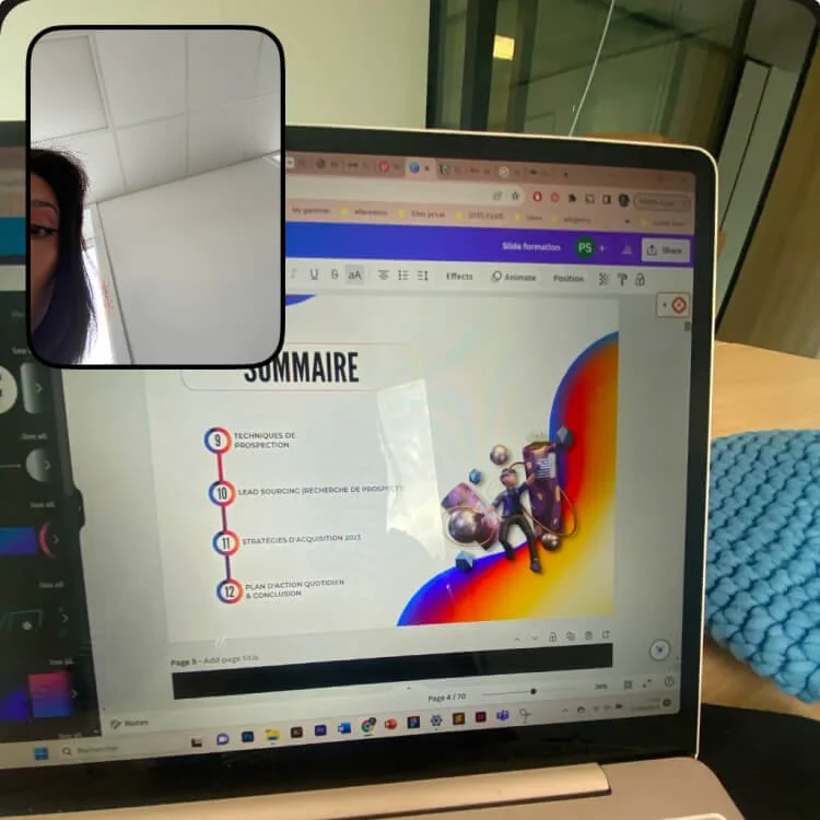 Capture d'écran d'une présentation PowerPoint avec un sommaire détaillé et un graphique coloré en fond, affichée sur un ordinateur portable, avec un petit coin d'une personne portant un masque en haut à gauche.