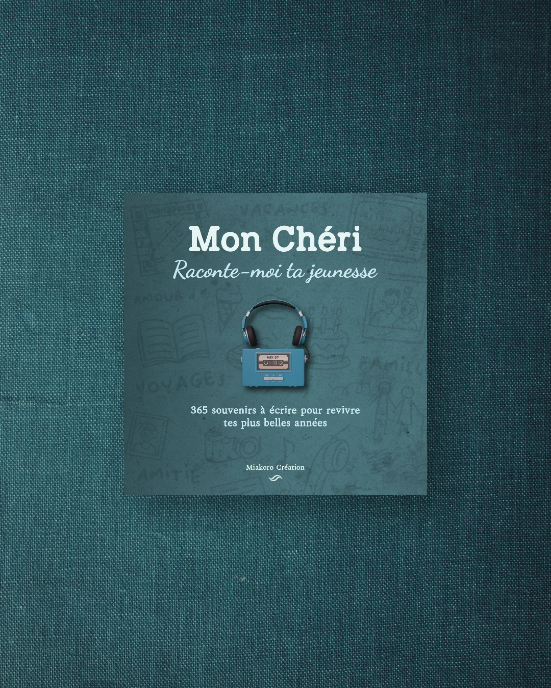 Couverture d'un livre intitulé 'Mon Chéri', avec un casque audio et une cassette, pour écrire 365 souvenirs et revivre ses belles années.
