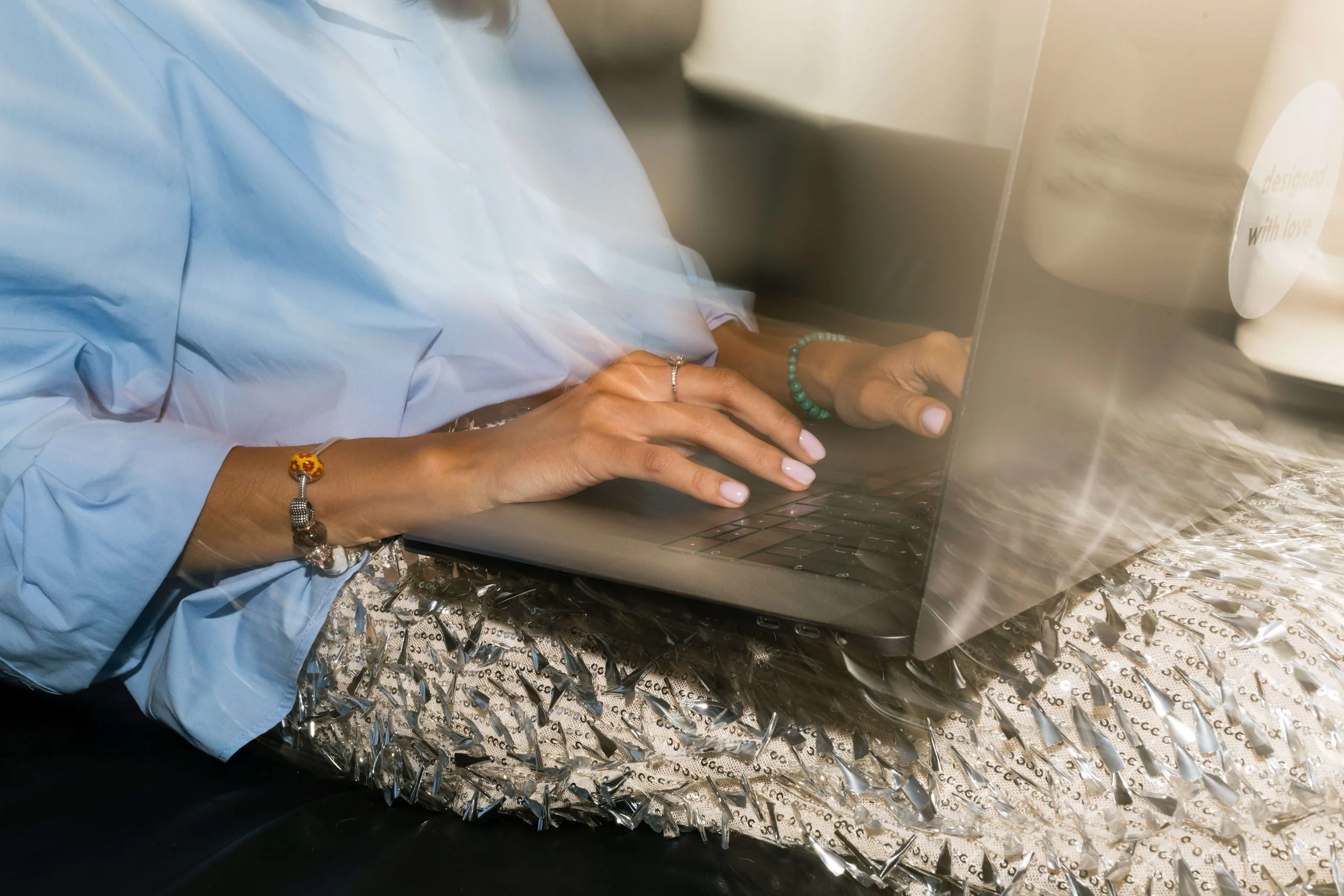 Personne tapant sur un ordinateur portable, effet de flou