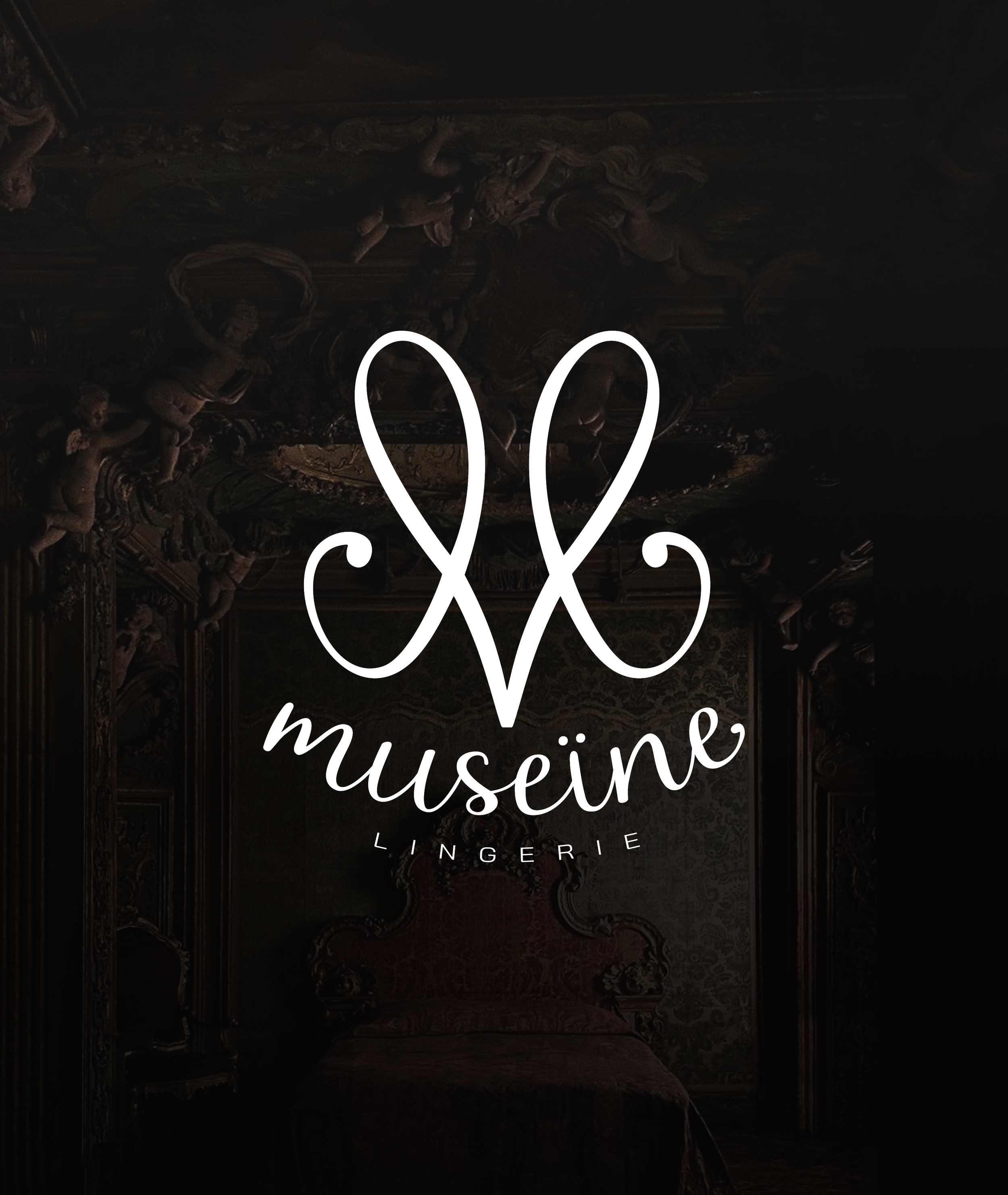 Logo de la lingerie Museine avec un fond sombre et une chambre élégante en arrière-plan