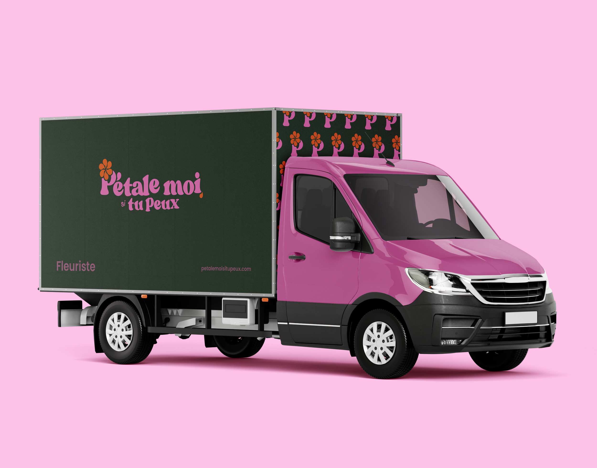 Camion de livraison rose et vert avec une publicité pour une fleuriste appelée "Pétale moi si tu peux" sur le côté, stationné sur un fond rose.