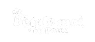 Texte en blanc sur fond noir : « Pétale moi si tu peux » avec une petite fleur à côté du mot « Pétale ».
