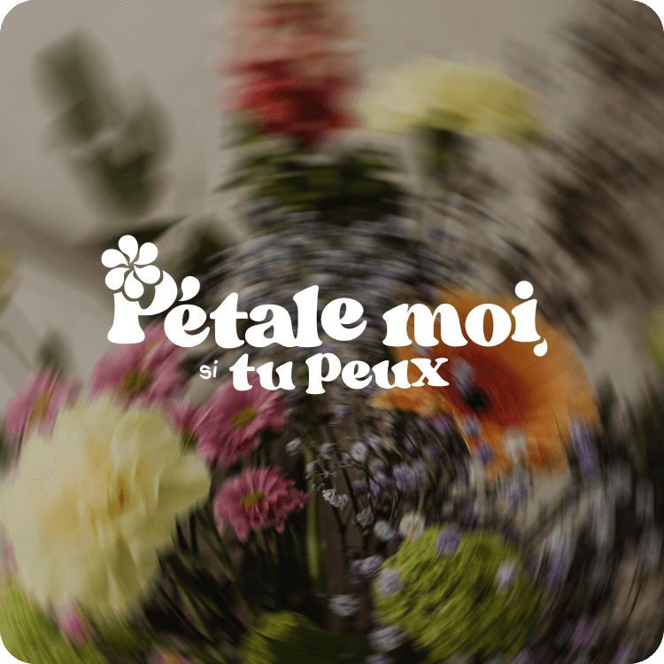 Un bouquet de fleurs colorées floues avec le logo en français "pétale moi si tu peux"