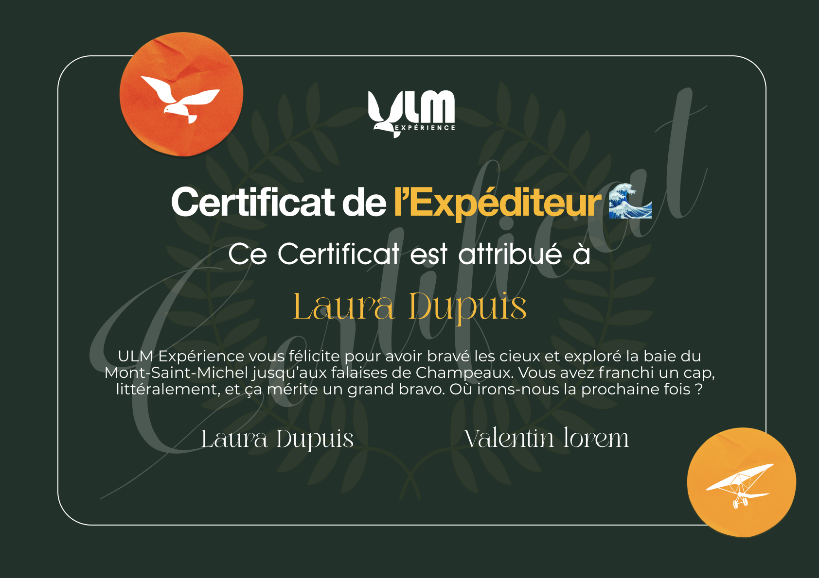 Un certificat d'expédition attribuant le titre à Laura Dupuis pour avoir exploré la baie du Mont-Saint-Michel et les falaises de Champeaux, avec des icônes de papillon et d'avion en haut à gauche et en bas à droite.