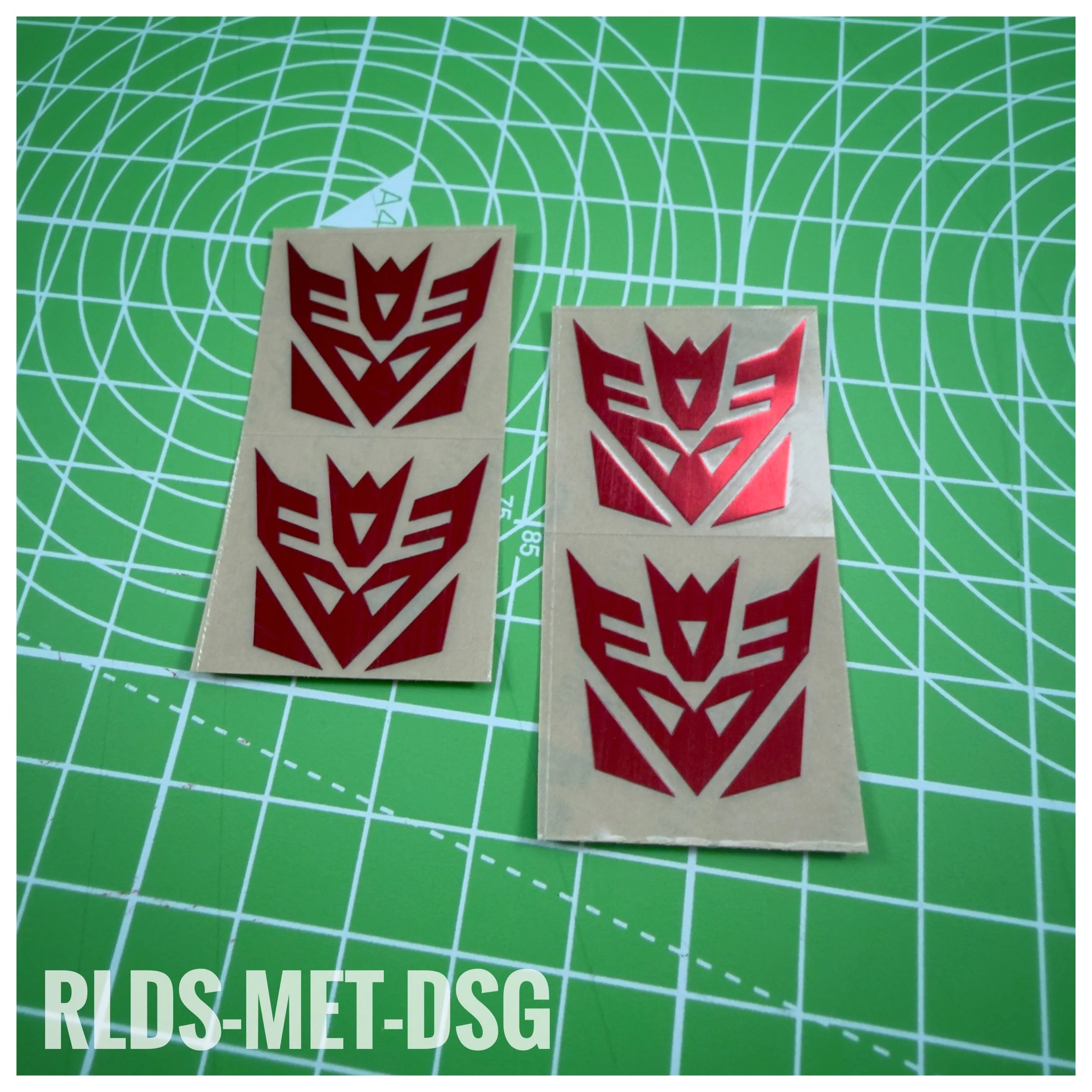 RLDS-MET-DSG - Oversize Metallic Shattered Glass Con Logos, Red on Clear