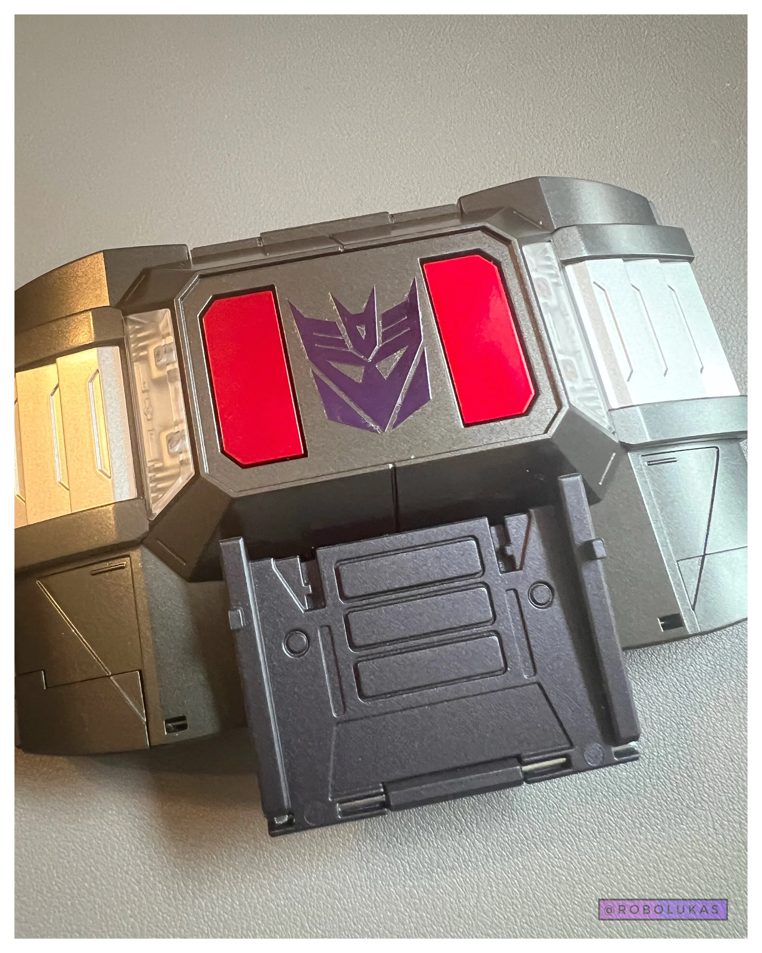Fans Toys Marauder toy chest piece, with RLDS-MET-D2, Toy style metallic oversize Con logo.