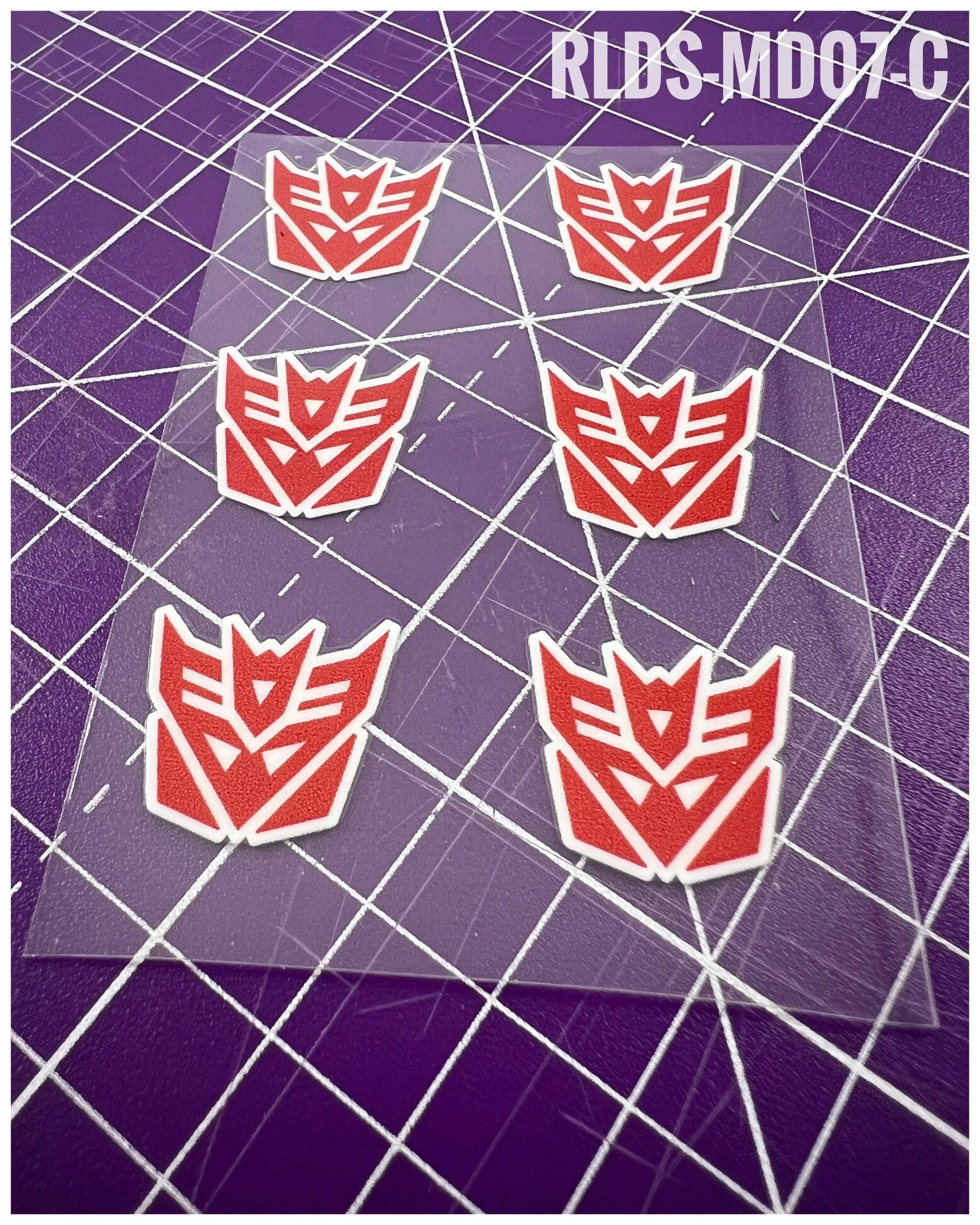 RLDS-MD07-C - Oversize Shattered Glass Con logos, Red on White