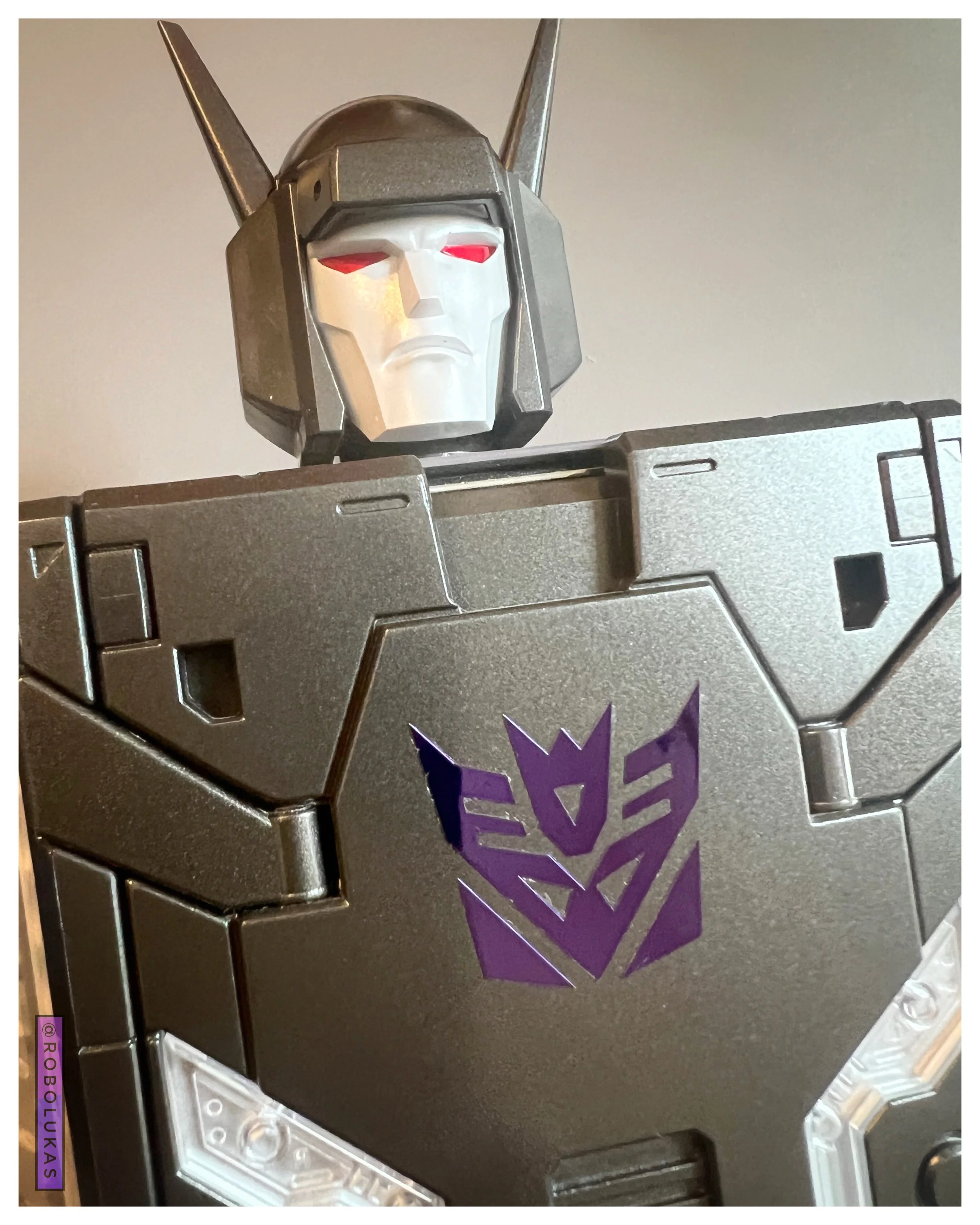 Fans Toys Marauder, with RLDS-MET-D1, Toon style metallic oversize Con logo.