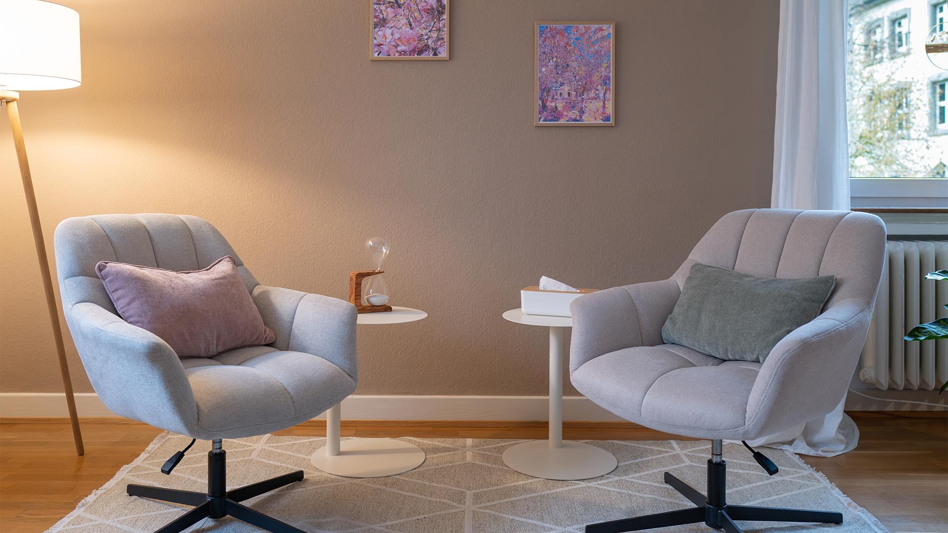 Therapieraum mit Sesseln