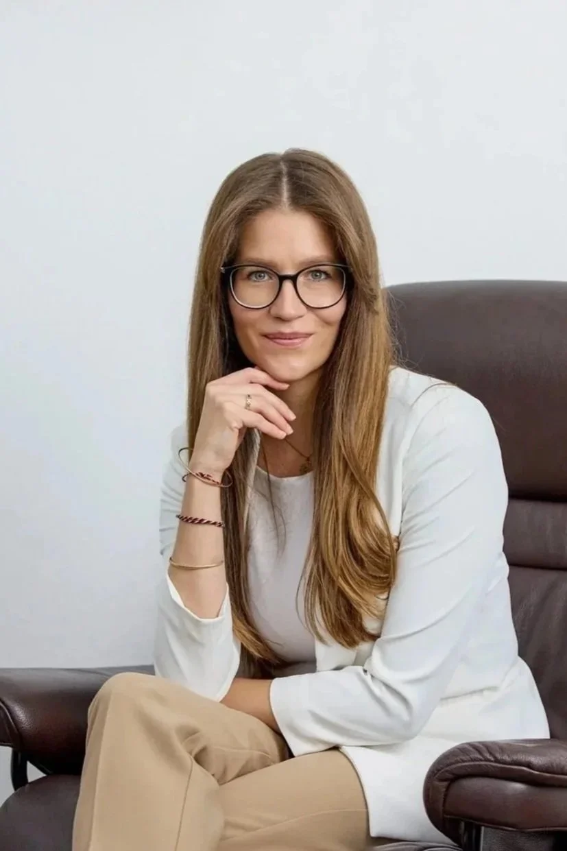 Julia Kalika, Coach für erfolgreiche Frauen, Unternehmerinnen, Führungskräfte, High-Performer. Psychologisches Coaching, Nervensystemregulation, Innere Ruhe und Kraft.