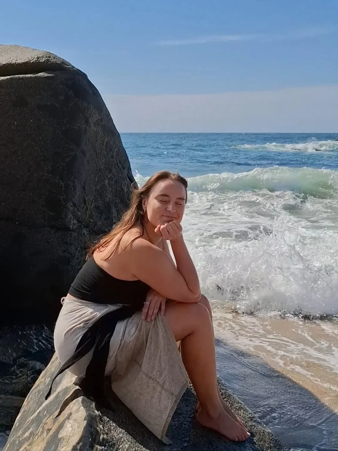 Annatko rakkauden virrata susta läpi? 〰️
Usein me tavoitellaan rakkautta, etsitään sitä ulkoa, katsotaan sitä kohti. Todellisuudessa rakkaus on kuitenkin meissä sisällä. Se on se energia, joka vapaana virrates