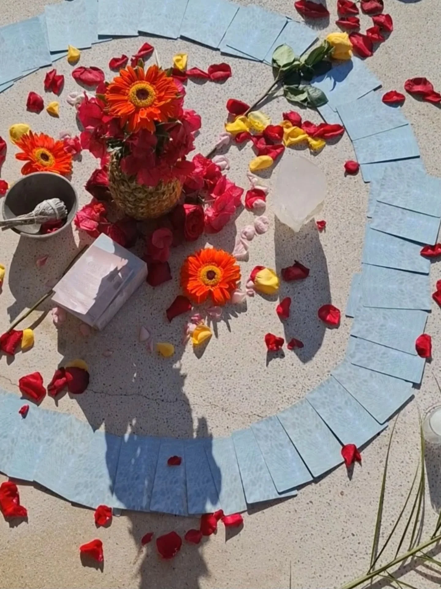 Jooga on alkemiaa.

Astuessasi matolle palaat laskeutumalla kehoon tulet t&auml;h&auml;n hetkeen. Et pysty pysy&auml; tietoisena mik&auml;li olet tulevassa tai menneess&auml;. Olet t&auml;ss&auml;. 

Harjoituksessa pysyess&auml;si t&auml;ss&auml; eri