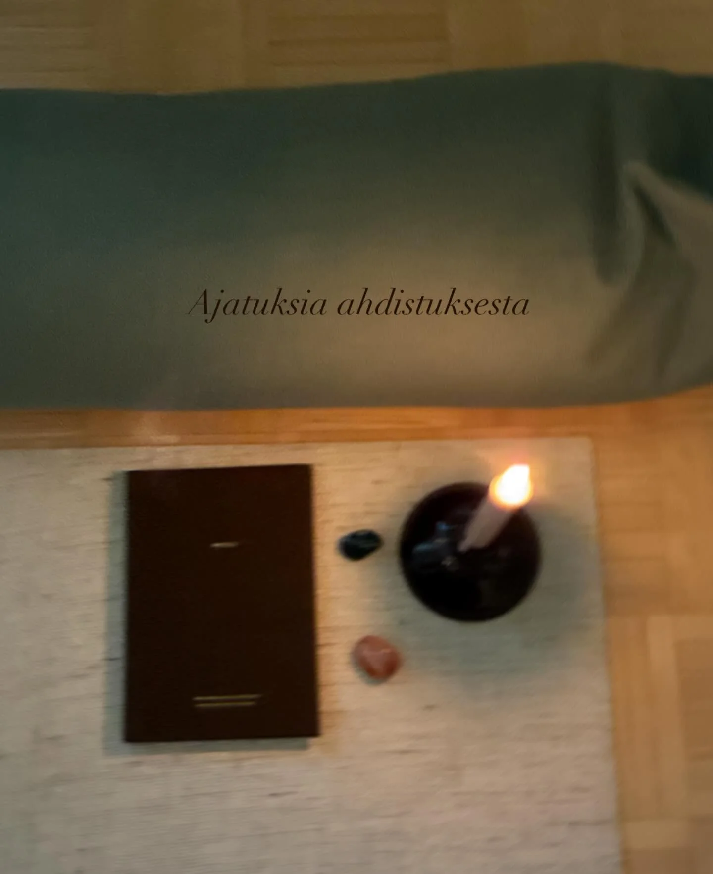 Ahdistus on ollut mulle tuttu tunne jo pitk&auml;&auml;n. Muutamia vuosia sitten ahdistus oli l&auml;sn&auml; melkein p&auml;ivitt&auml;in. Aina l&ouml;ysin mielen perukoilta jotain, mihin takertua ja antaa tunteen haudata alleen. Tunne tuntui keholl