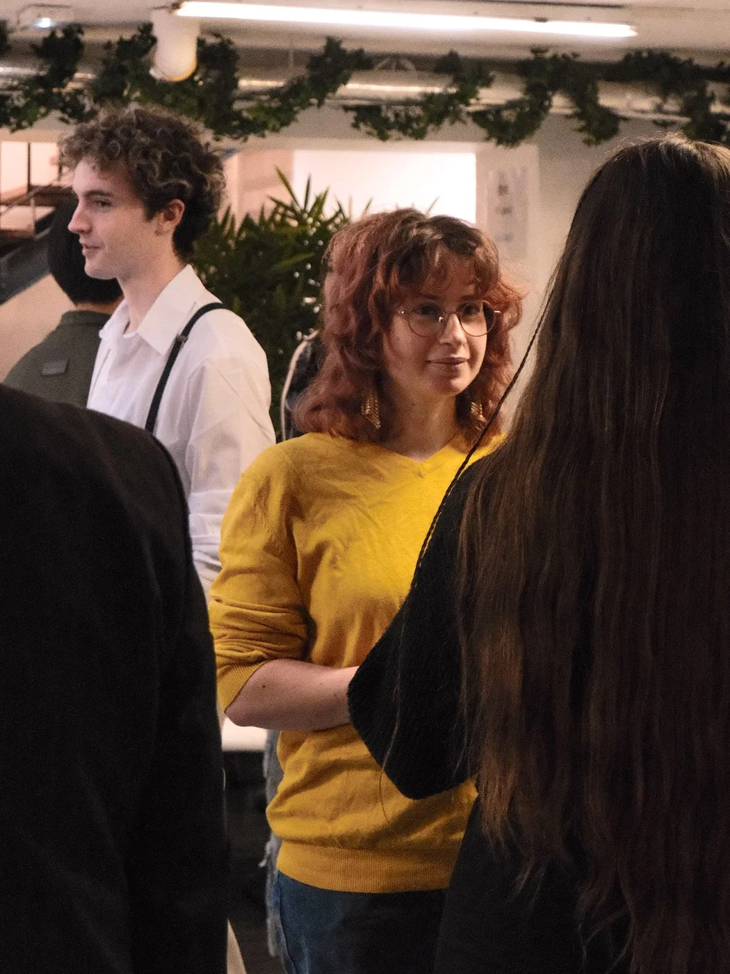 Groupe de personnes en conversation lors d'un événement ou d'une réunion.