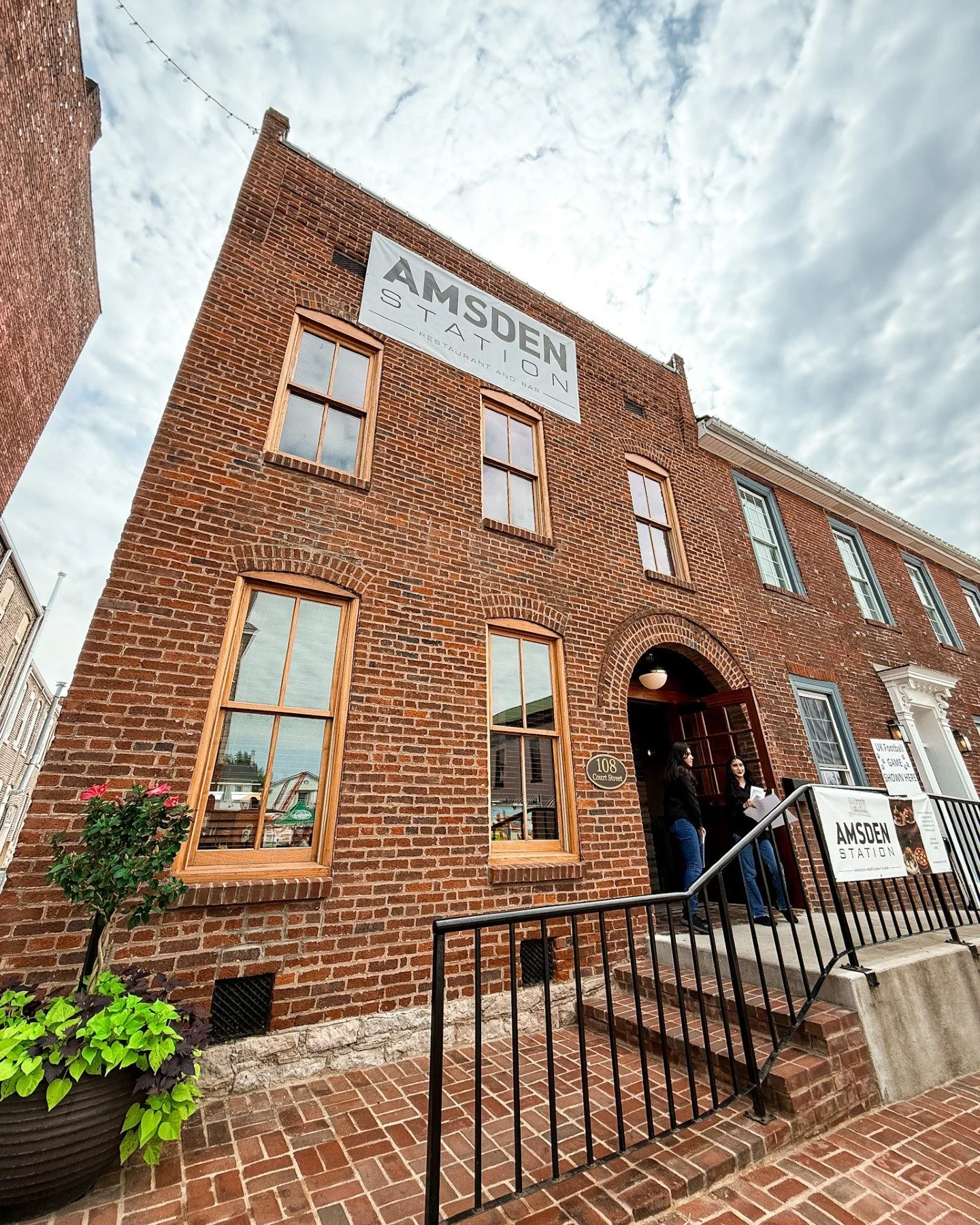 Start your night on the right track.

Whether you're here for dinner, drinks, or just to catch the game&mdash;we're always glad to see you walk through that door.

📍 Find us at 108 Court St, Versailles
🍕 Wings, burgers, pizzas &amp; more
📺 Sports 