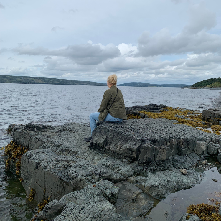 A quiet pause symbolizing awareness before action and clarity through stillness