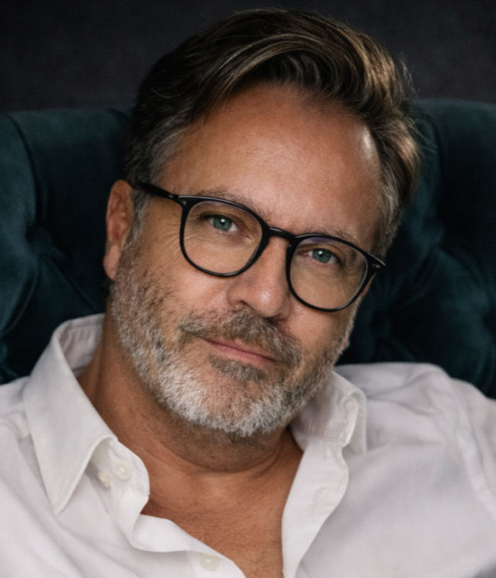 Portret van Marc Nicolaus – energetisch lichaamswerker en coach, die met rust, helderheid en aanwezigheid ruimte creëert voor ontspanning en bewustzijn.