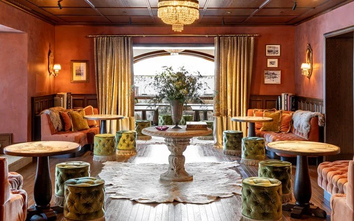 Ancora Cortina is a hot set in the center of Corso Italia in the heart of the Dolomites. 