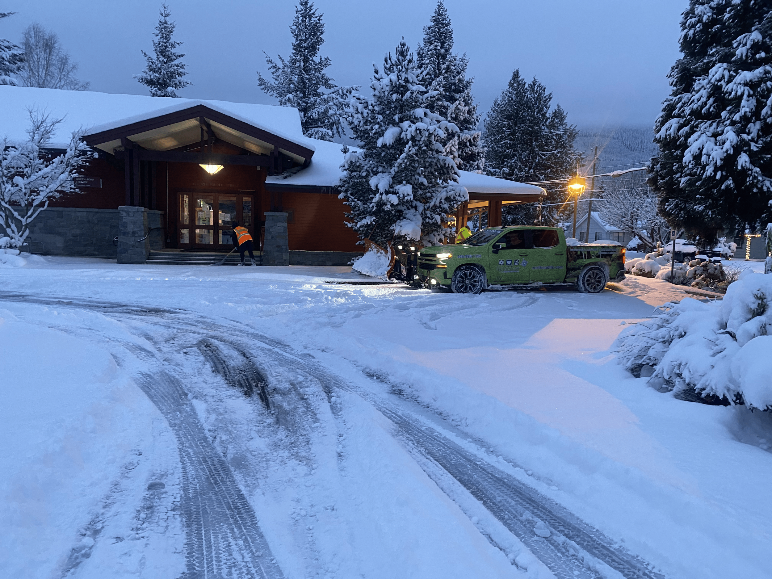 How Commercial Snow Removal in King County, WA, Supports Daily Operations