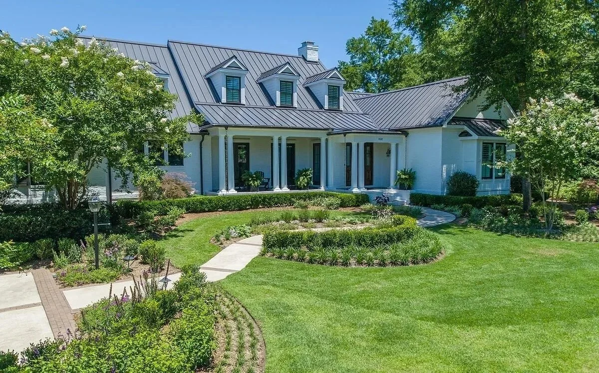 Landscape maintenance in River Bluffs, NC