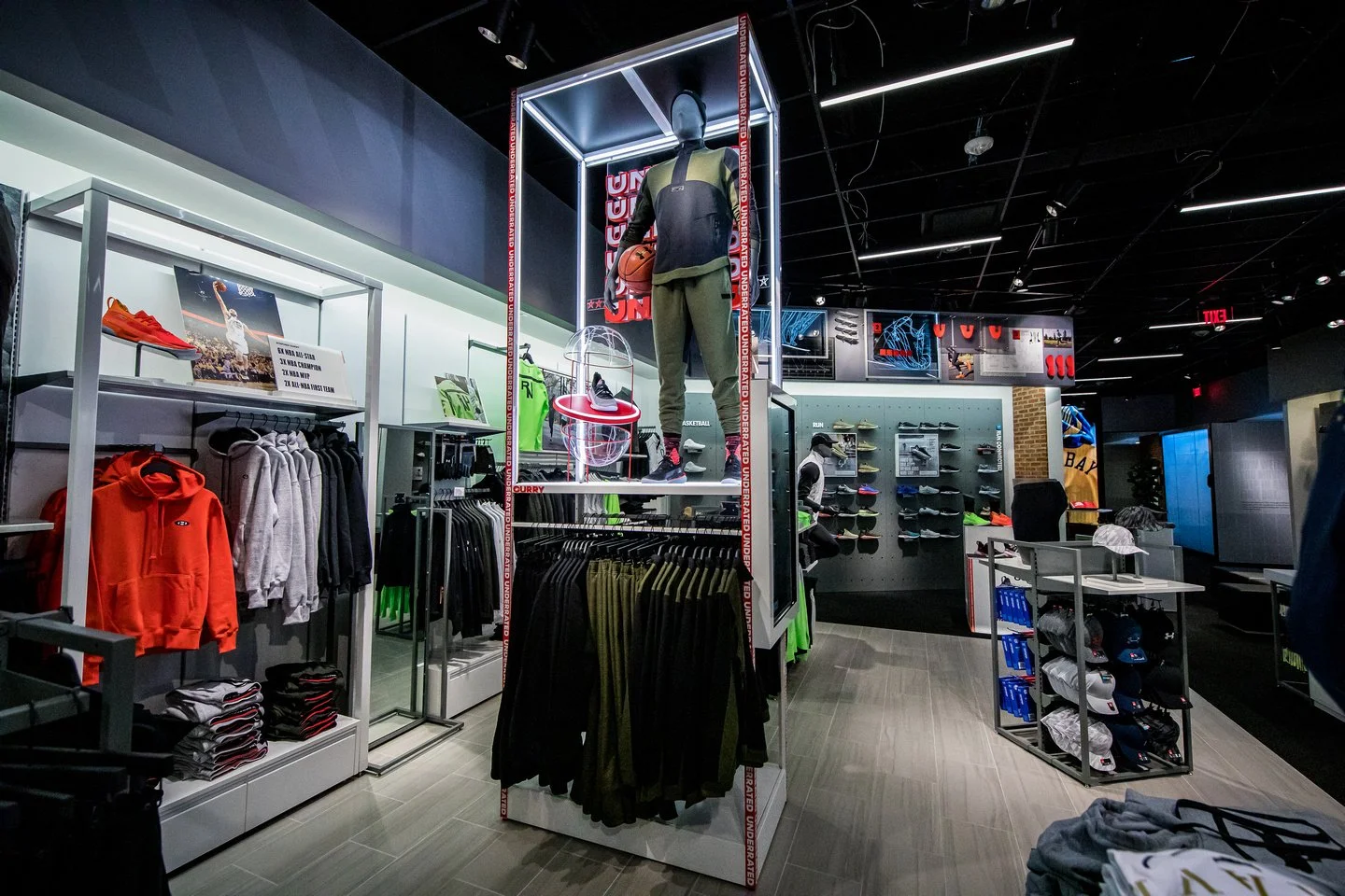 Highlight frame displays merged visual merchandising and digital storytelling into a single, high-impact fixture — connecting product and athlete narratives to digital platforms and enabling endless aisle functionality.
