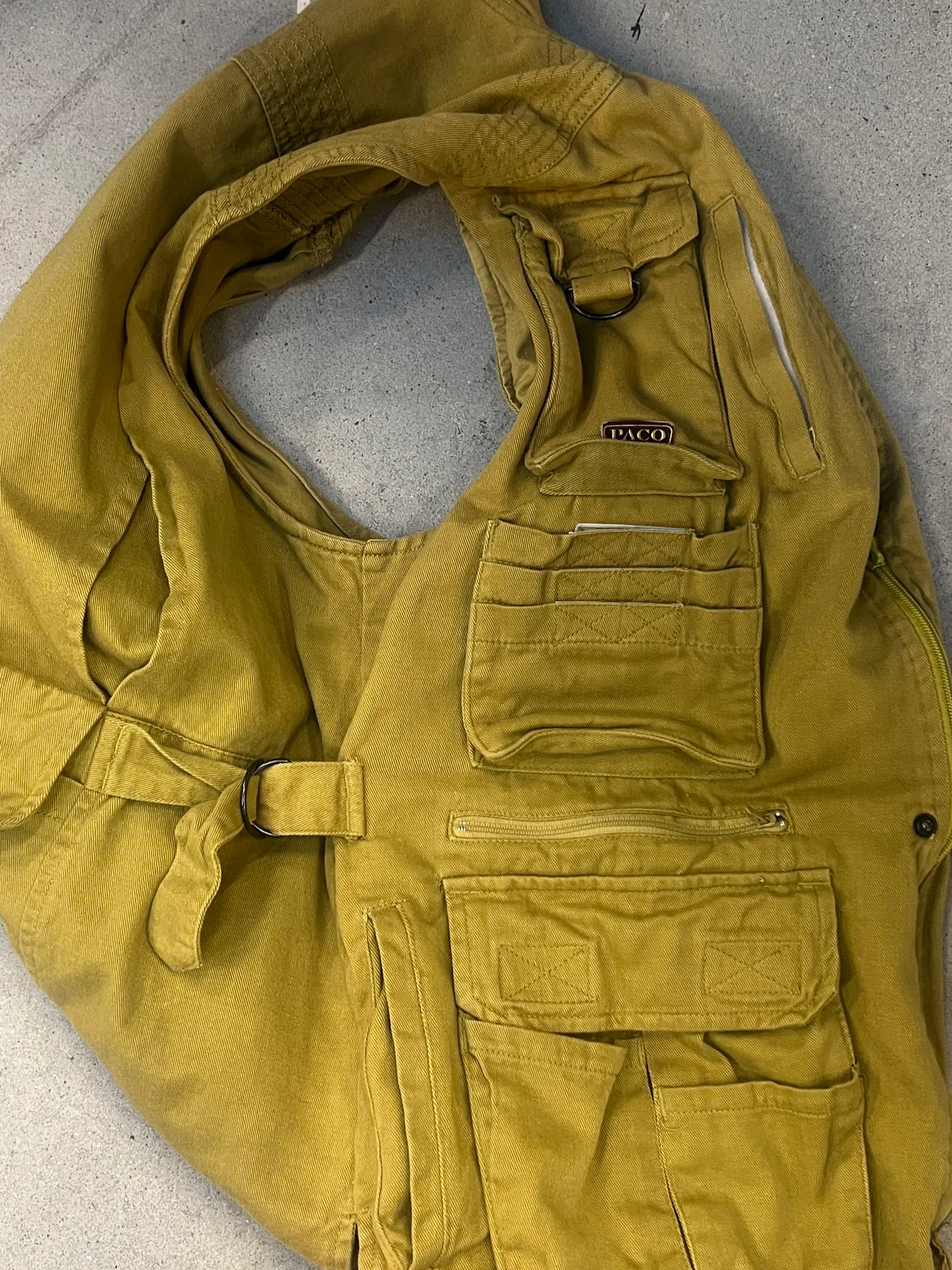 Inspired by this khaki jacket, we wanted to animate the shopper using a similar language. 